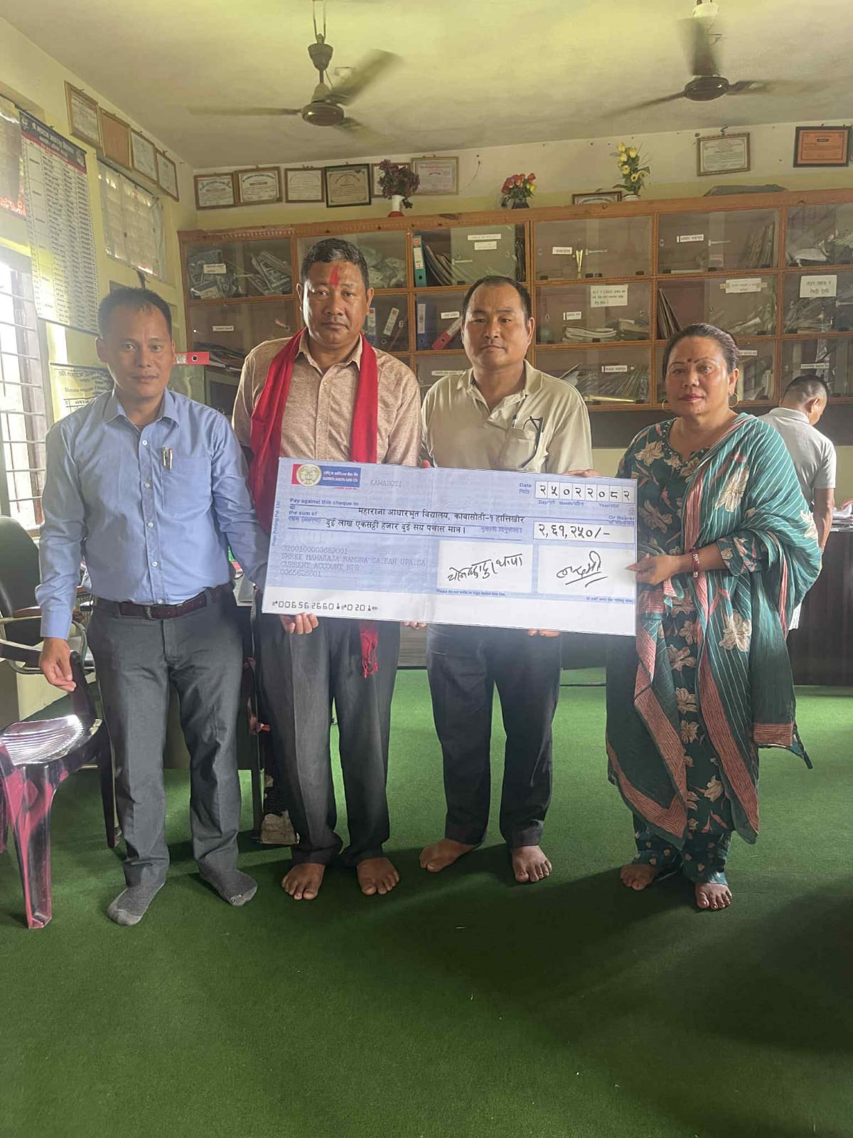 सामुदायिक वनद्वारा महाराजा आधारभूत विद्यालयलाई २ लाख ६१ हजार नगद सहयोग