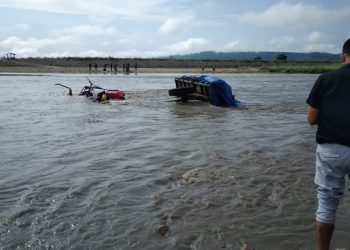 गिरुबारी खोला तर्ने क्रममा ट्रयाक्टर पल्टिदा ट्रयाक्टरमा सवार महिलाको मृत्यु
