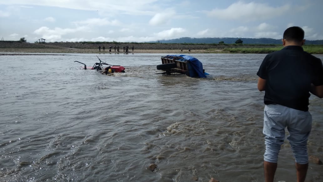 गिरुबारी खोला तर्ने क्रममा ट्रयाक्टर पल्टिदा ट्रयाक्टरमा सवार महिलाको मृत्यु