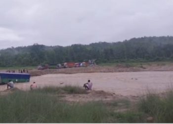 हिलोमा गाडी फसेपछि महेन्द्र राजमार्ग अवरुद्ध, हिजै बनाएको डाइभर्सन पनि बगायो