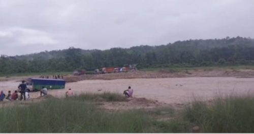 हिलोमा गाडी फसेपछि महेन्द्र राजमार्ग अवरुद्ध, हिजै बनाएको डाइभर्सन पनि बगायो