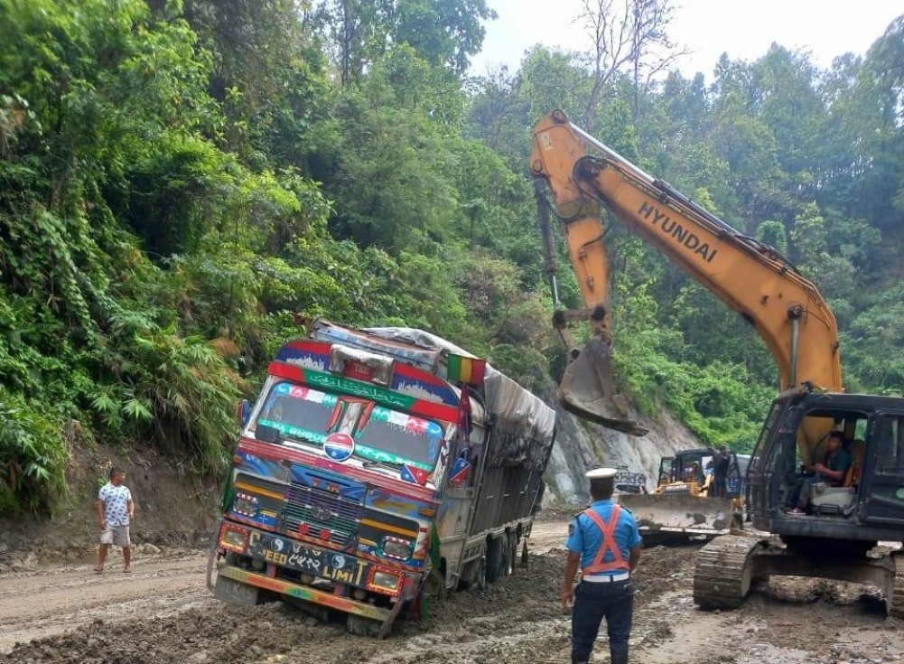 ३० घण्टाअघिदेखि राजमार्ग ठप्प हुँदा दाउन्नेमा ७७ किलोमिटरसम्म सवारीको लाम,आयोजना निर्देशक नै दाउन्नेको जाममा फसे
