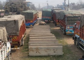 जीर्ण पुल जोगाउने जुक्ति : ४० टनभन्दा बढी सामान ट्रकबाट अनलोड गराउँदै प्रहरी