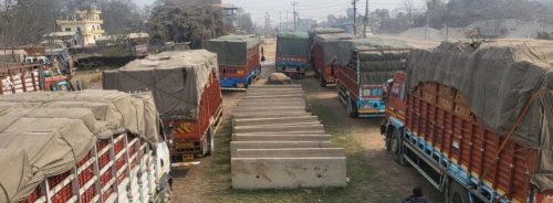 जीर्ण पुल जोगाउने जुक्ति : ४० टनभन्दा बढी सामान ट्रकबाट अनलोड गराउँदै प्रहरी