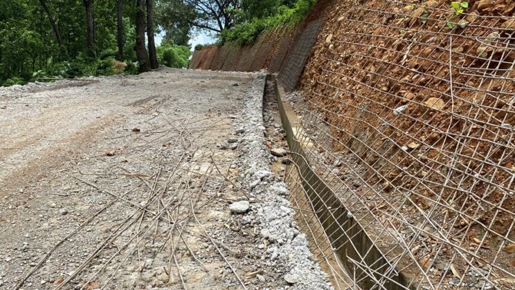 प्रयोगशाला परीक्षणमा गुणस्तर प्रमाणित नभए पछि कावासोतीमा ढलान सडक भत्काइयो