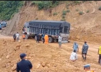 दाउन्नेमा भासिएको सडक पुरेर एकतर्फी सवारी सञ्चालन