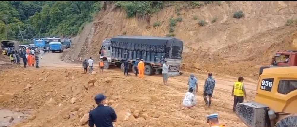 दाउन्नेमा भासिएको सडक पुरेर एकतर्फी सवारी सञ्चालन