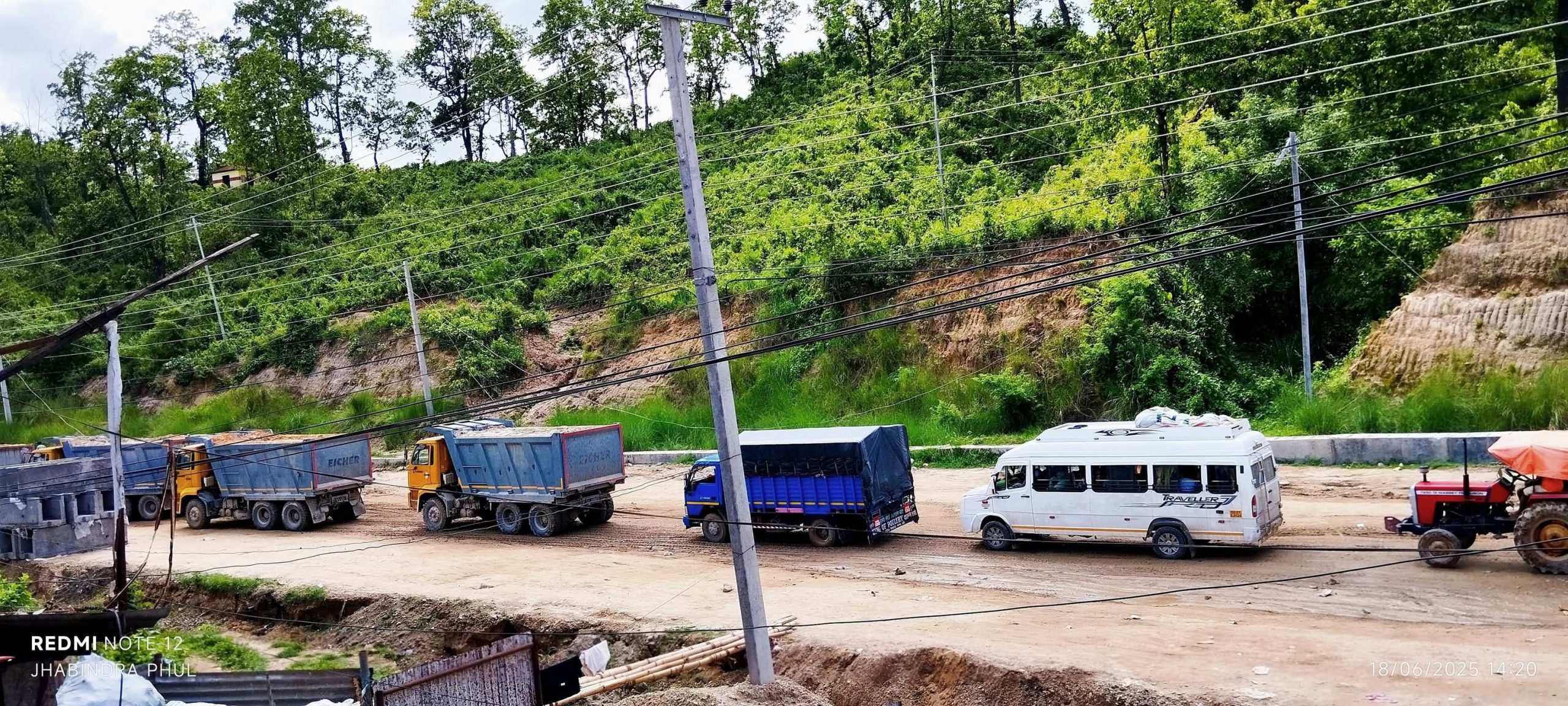वर्षाका कारण सडक हिलाम्य भएपछि दाउन्नेमा सवारी एकतर्फी