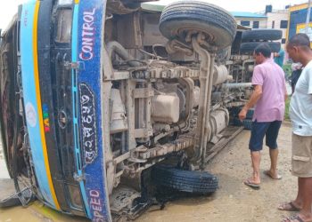बर्दघाटमा यात्रुवाहक बस पल्टिँदा १ जनाको मृत्यु