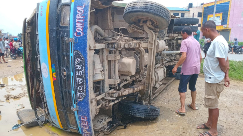 बर्दघाटमा यात्रुवाहक बस पल्टिँदा १ जनाको मृत्यु