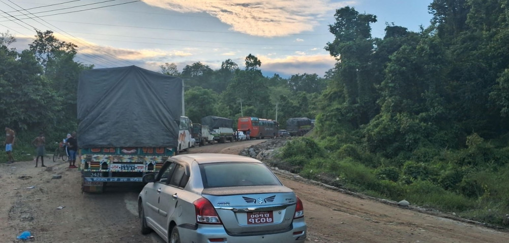पैँसठ्ठी मोडमा गाडी फस्दा दाउन्नेमा एकतर्फी यातायात सञ्चालन