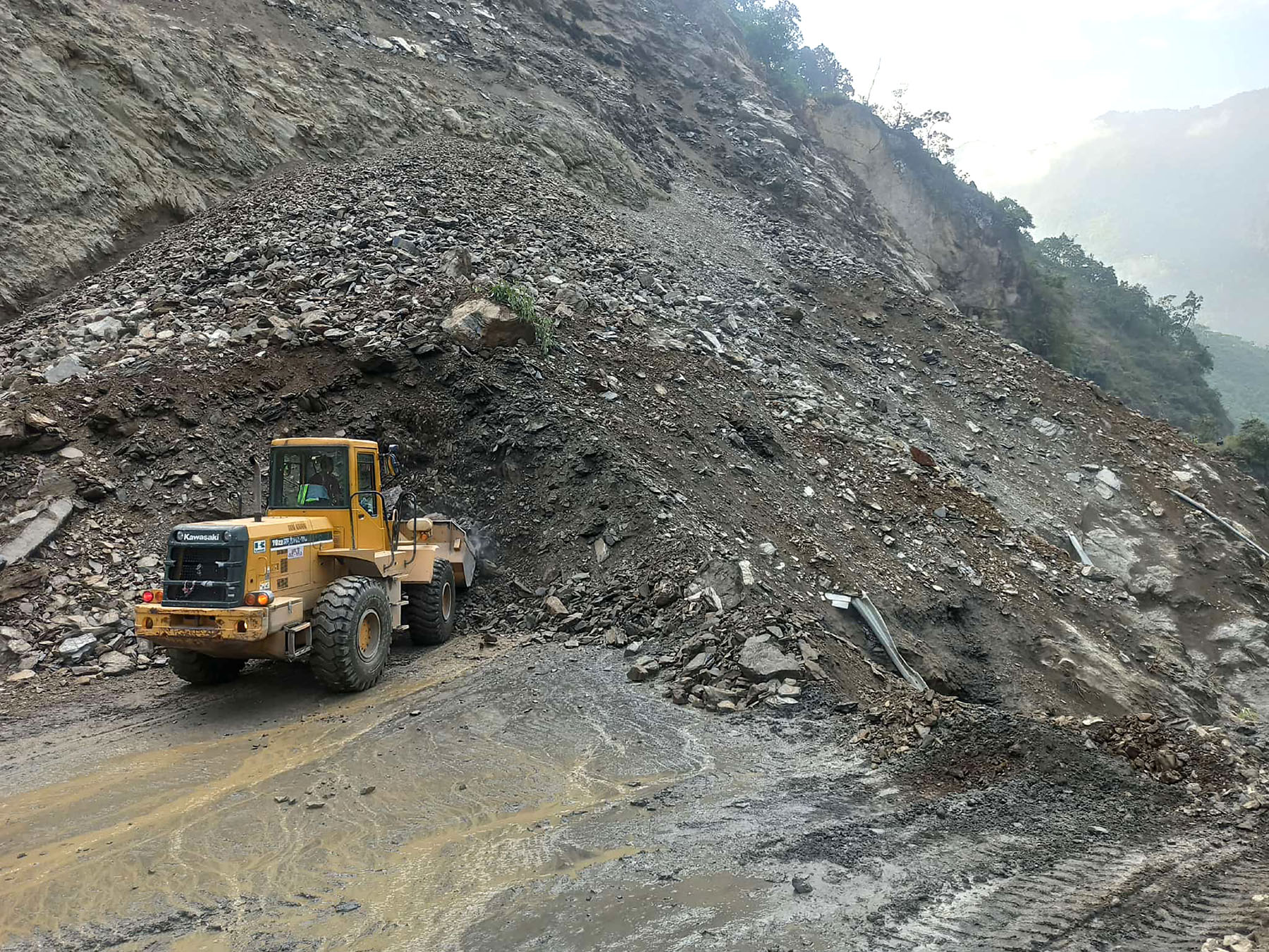 मुग्लिन–नारायणगढ सडकको पहिरो हटाउन शुरू