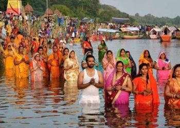 आज छठको मुख्य दिन : अस्ताउँदो सूर्यलाई विधिपूर्वक अर्घ्य दिइँदै