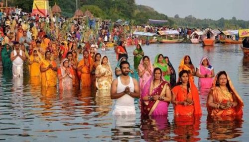 आज छठको मुख्य दिन : अस्ताउँदो सूर्यलाई विधिपूर्वक अर्घ्य दिइँदै