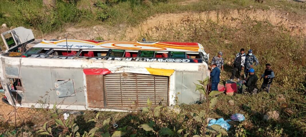 मध्यविन्दुमा बस दुर्घटना हुँदा २० भन्दा बढी घाइते