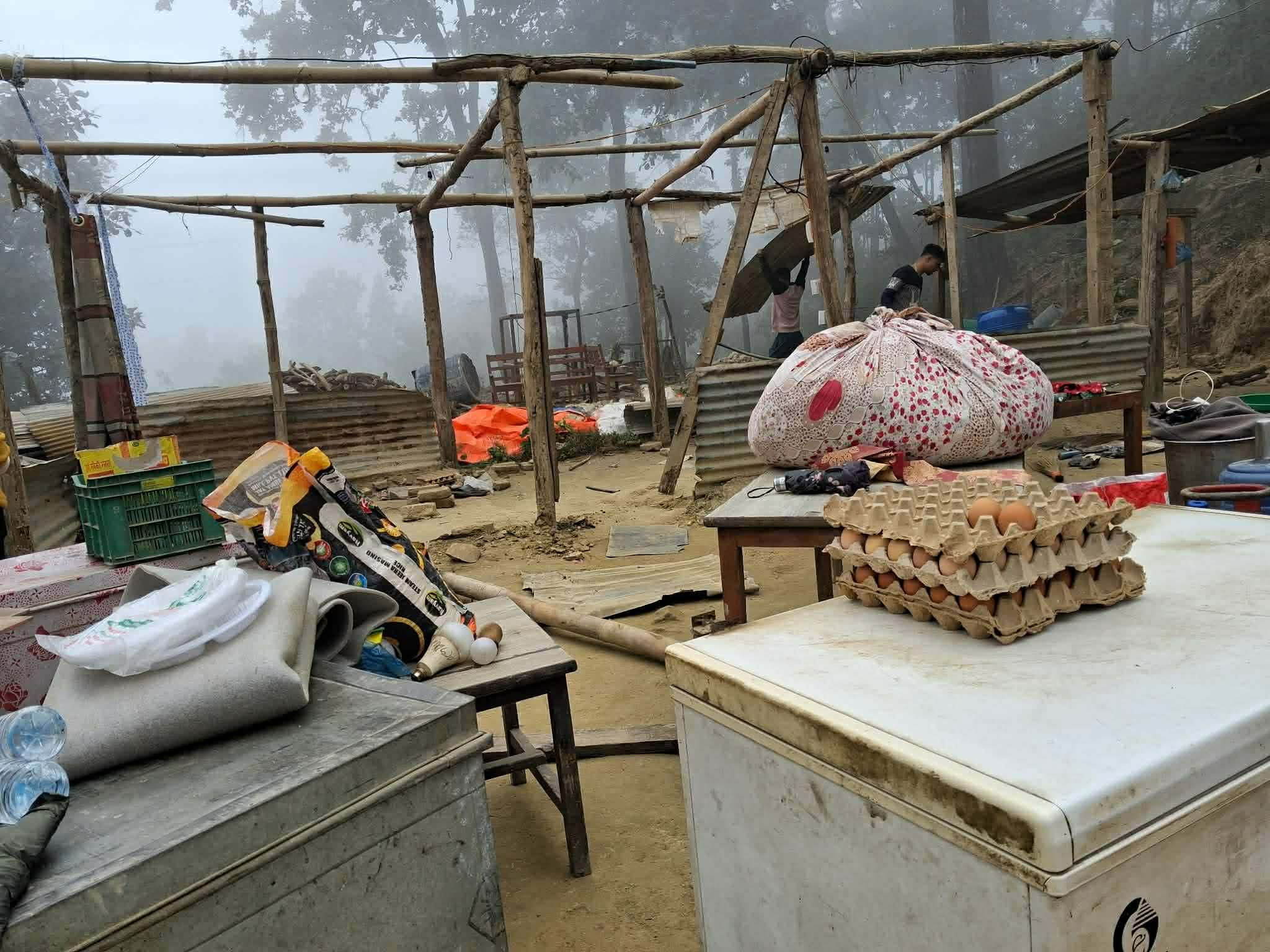 दाउन्ने बजारमा वन क्षेत्र अतिक्रमण गरी बनाइएका ११ टहरा भत्काइए
