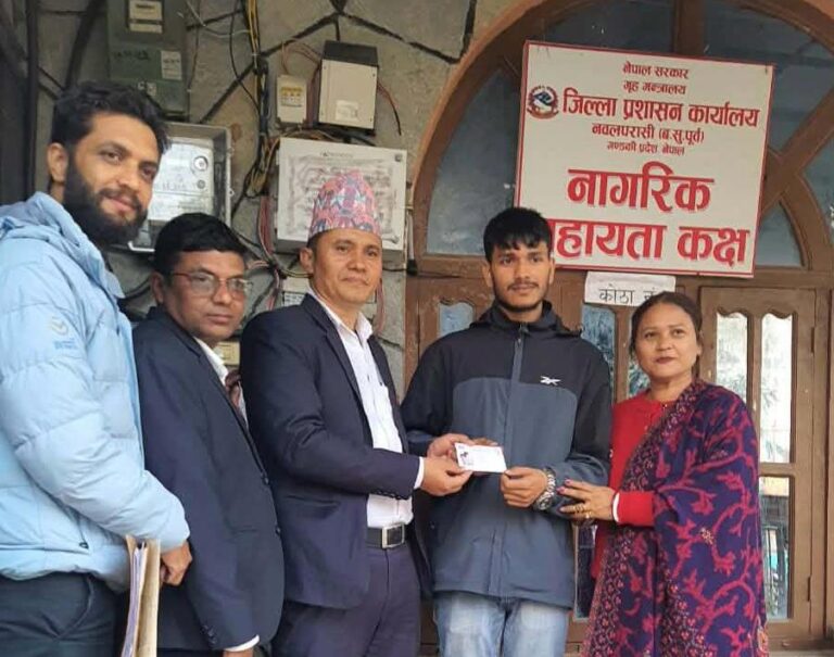 भारतीय बाबुबाट जन्मेका छोरालाई नवलपुरमा पहिलो पटक दिइयो अंगिकृत नागरिकता