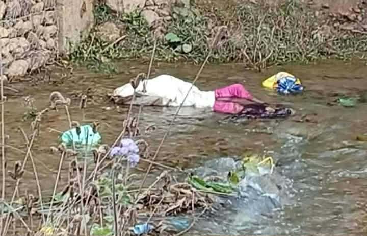 अरुणखोलामा बोरा भित्र महिलाकाे शव फेला