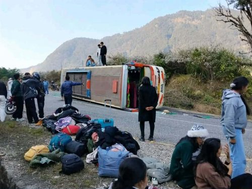 नवलपुरको बुलिङटारमा विद्यार्थी बोकेको बस दुर्घटना, ६ जना घाइते