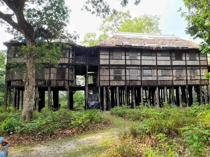 चितवन राष्ट्रिय निकुञ्ज भित्र जिर्ण अवस्थाको टाईगर टप्स होटल-फोटो फिचर