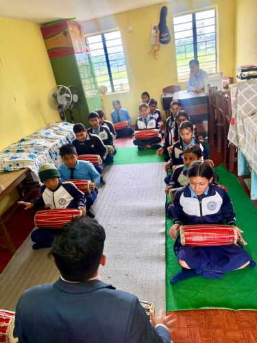विद्यार्थीलाई मोबाइल बाट टाढा राख्न सङ्गीत कक्षा