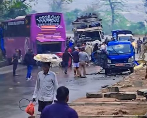 नवलपुरकाे गैडाकाेटमा तीन सवारी ठोक्किँदा १० भन्दा बढी घाइते