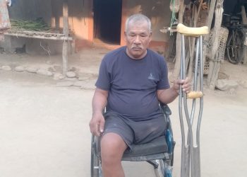 गोहीको आक्रमणबाट एउटा खुट्टा गुमाएका कुमाललाई उपचार खर्च सहित निकुञ्जको ११ लाख क्षतिपूर्ति