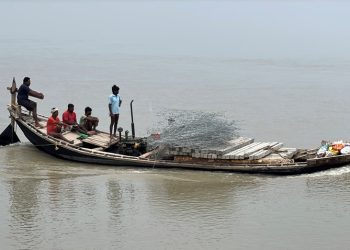 डुङ्गामा ढुङ्गा तारेर सुस्ता बचाइँदै
