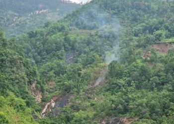 हुप्सेकोटमा पहिरो गएको जमिन भित्रबाट लगातार निस्कियो बारुदको जस्तो पिरो गन्ध आउने धुवाँ