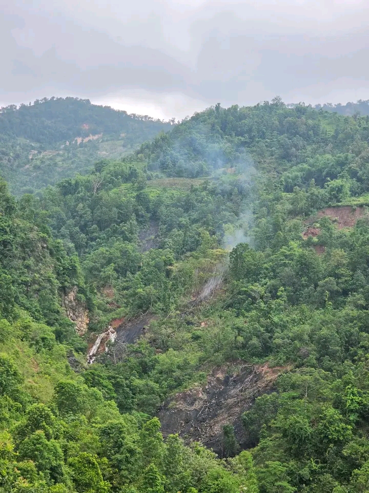 हुप्सेकोटमा पहिरो गएको जमिन भित्रबाट लगातार निस्कियो बारुदको जस्तो पिरो गन्ध आउने धुवाँ