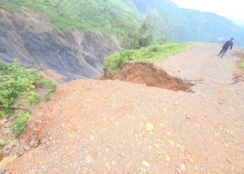 हुप्सेकोटको राम्चेमा जमिन चर्कियो, सात परिवारका ३१ जना जोखिममा